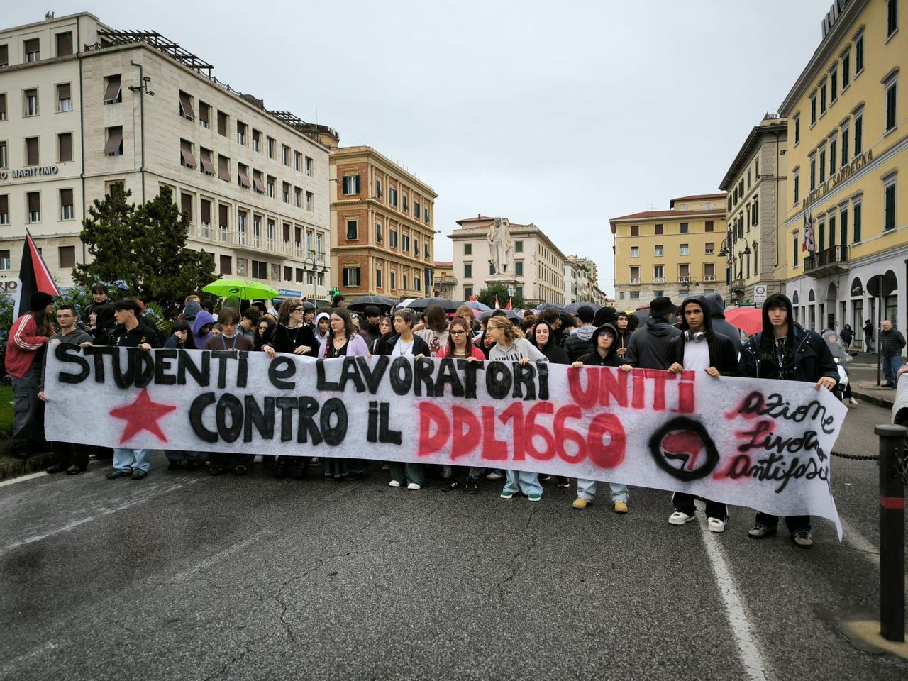 Livorno, lavoratori e studenti in piazza contro il ddl 1660