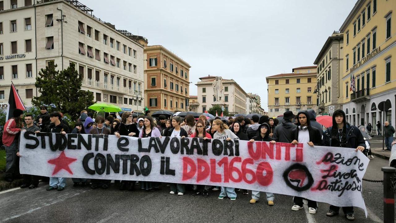 Livorno, lavoratori e studenti in piazza contro il ddl 1660