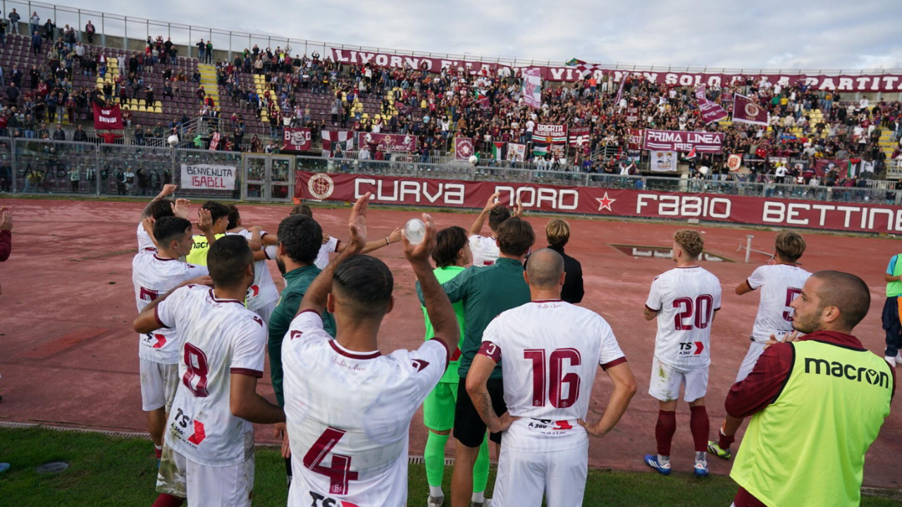 L'esultanza del Livorno sotto la Curva dopo l’ultima vittoria contro Ostia Mare