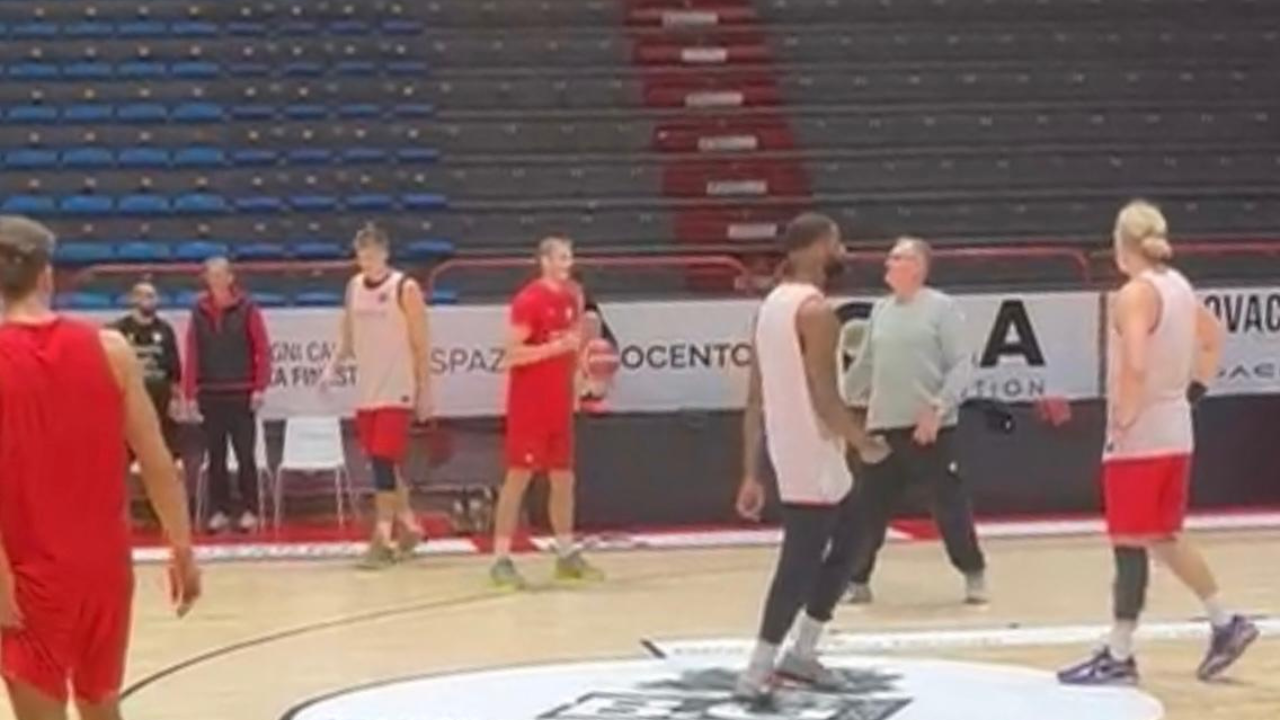 Ron Rowan dirige l’allenamento dei giocatori di Estra