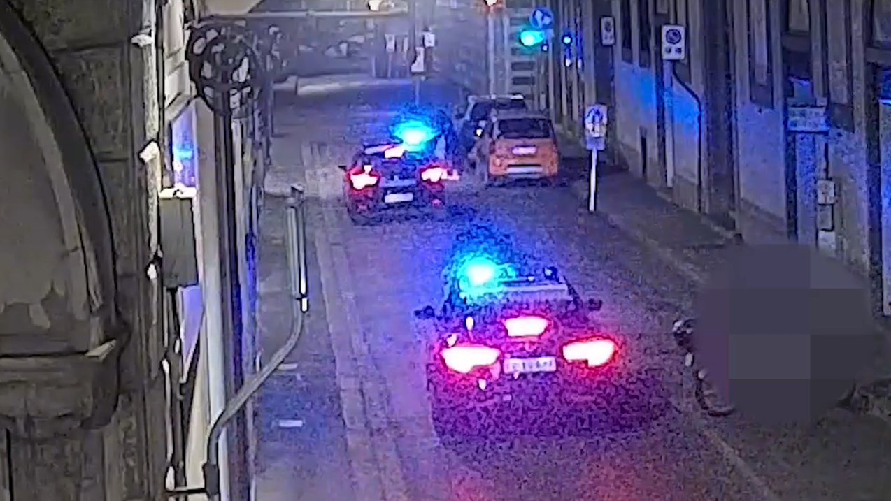Firenze, la picchia e la rapina in strada: l’aggressione choc e poi l’arresto