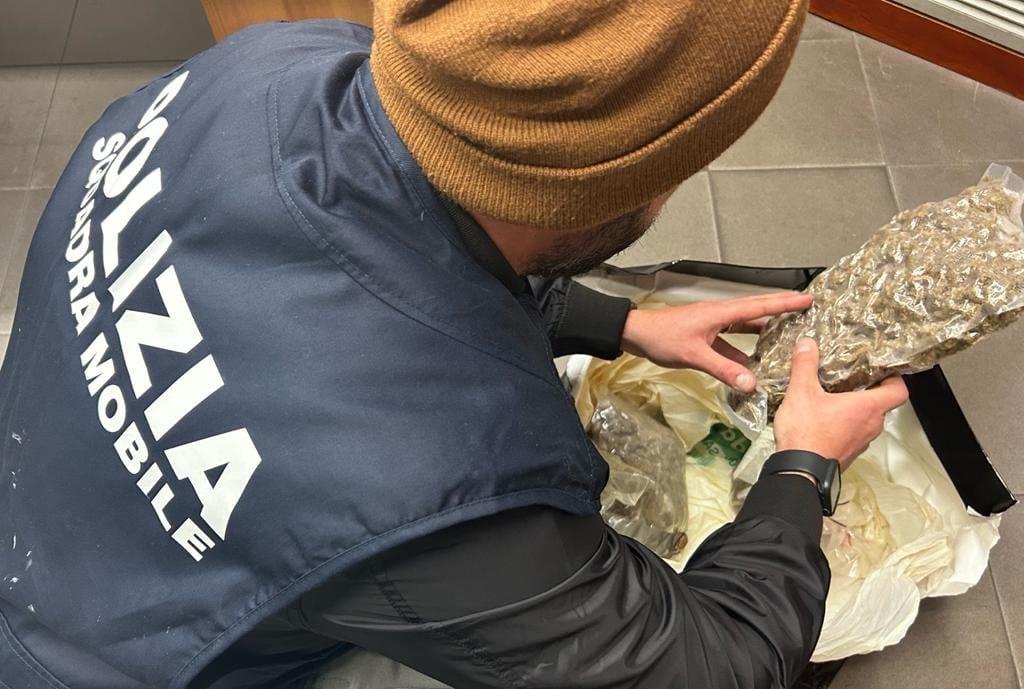 Spacciava marijuana, cocaina e hashish: arrestato 30enne di Pula