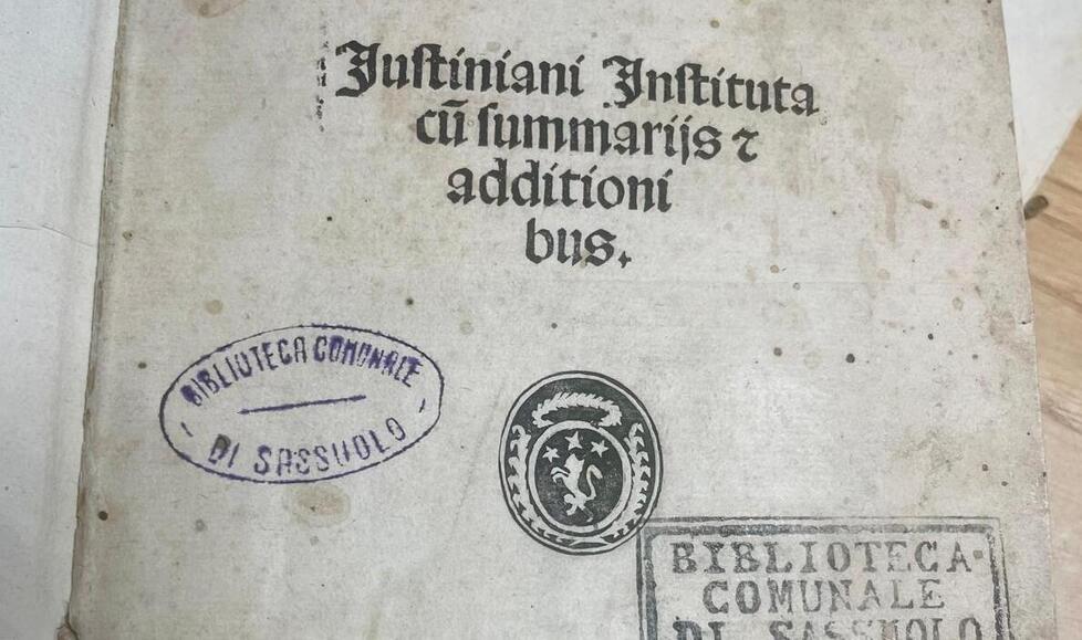 Sassuolo, collezionista restituisce alla città il libro più antico della biblioteca