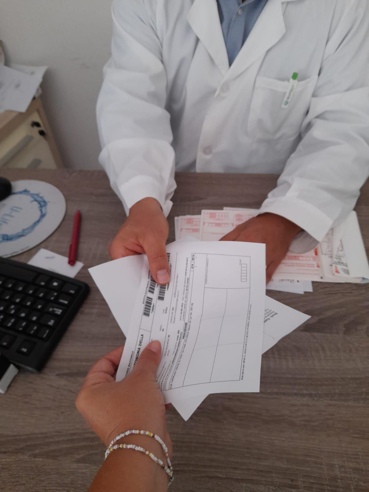 
	Medico di base consegna una ricetta

