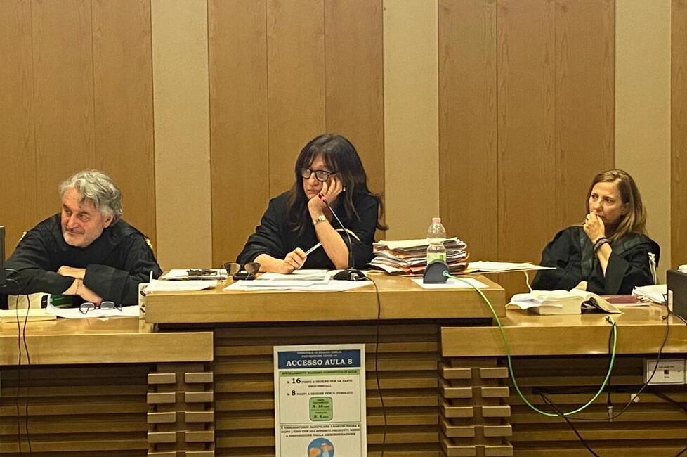 Brescello, cinghiate e insulti a moglie e figlie. Un 64enne a processo