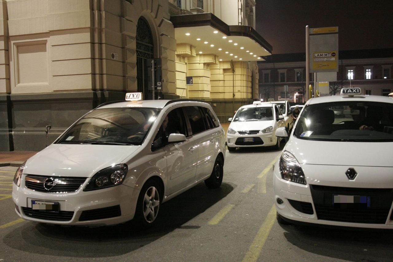 
	I tassisti regolari davanti alla Stazione centrale


