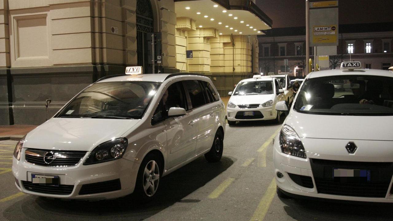I tassisti regolari davanti alla Stazione centrale