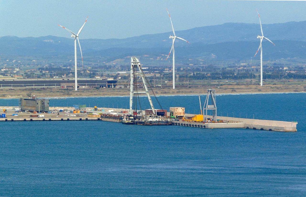 
	Una panoramica di una parte dello scalo di&nbsp;Piombino (foto archivio Paolo Barlettani)

