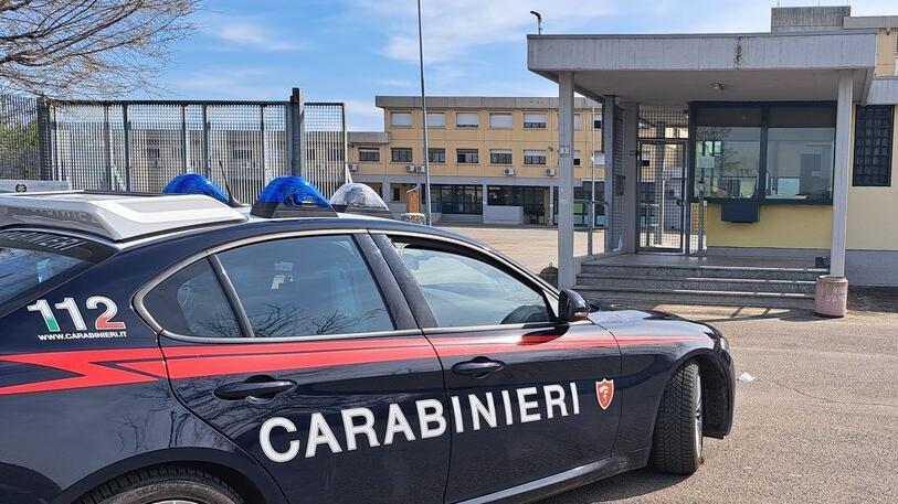 Spacciatore inseguito da Sassuolo a Modena finisce con l’auto in un canale: arrestato