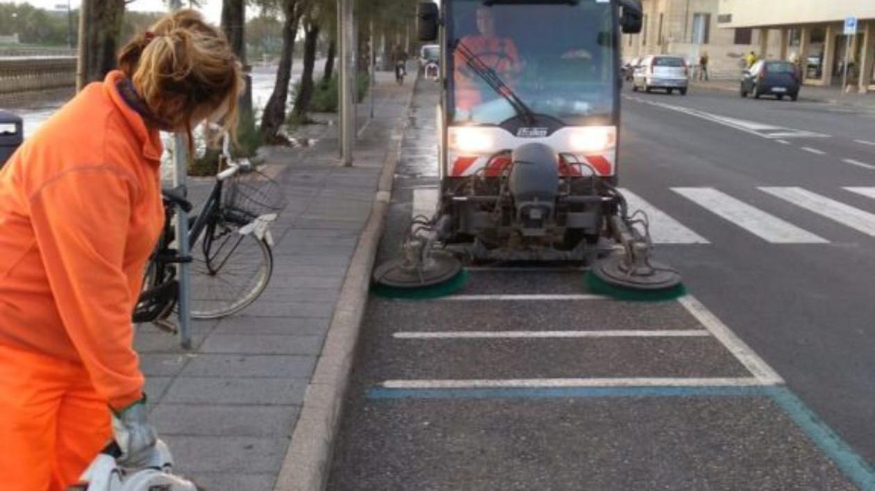 Livorno: spazzamento delle strade col supporto dei vigili. Occhio alle sanzioni