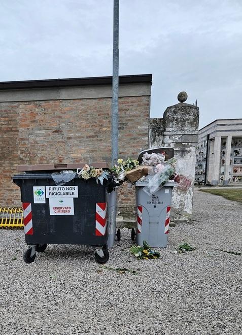 Lucca, butta i rifiuti nel bidone sbagliato con dentro la sua fototessera: multata