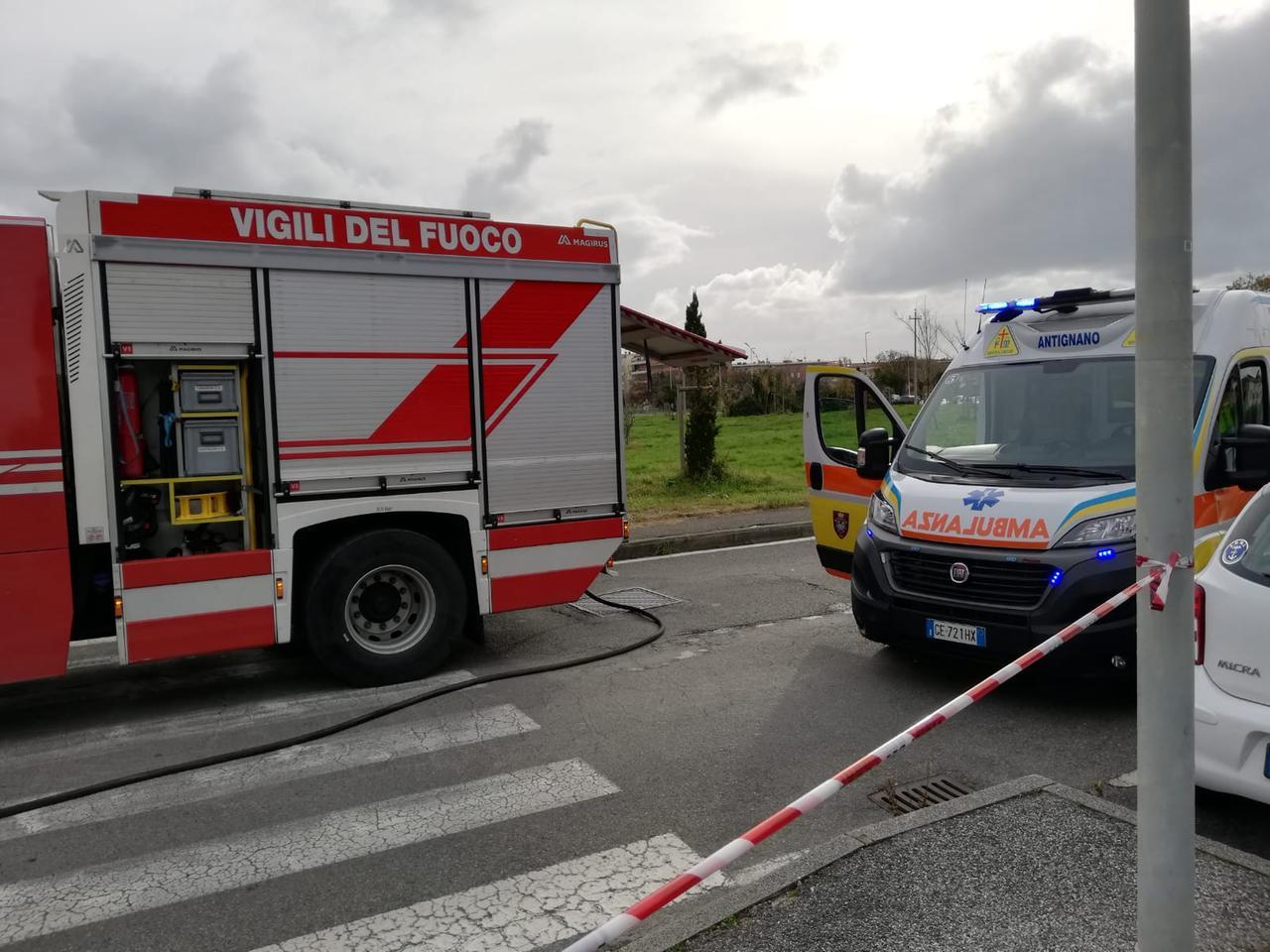 I pompieri e un'ambulanza della Misericordia di Antignano