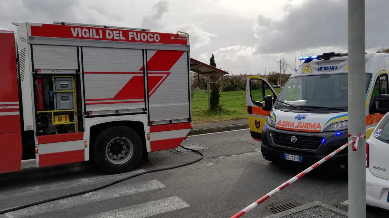 I pompieri e un'ambulanza della Misericordia di Antignano