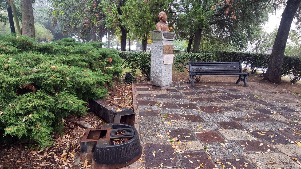 La fontanella vandalizzata in piazza Italia (fotoservizio di Massimo Locci)