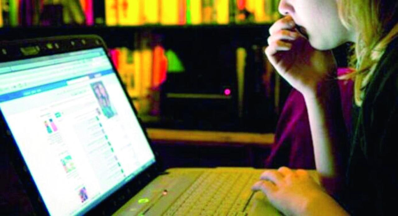 Volantini diffamatori contro l’ex marito: «È un gigolò, chiamatelo». Lui la perdona