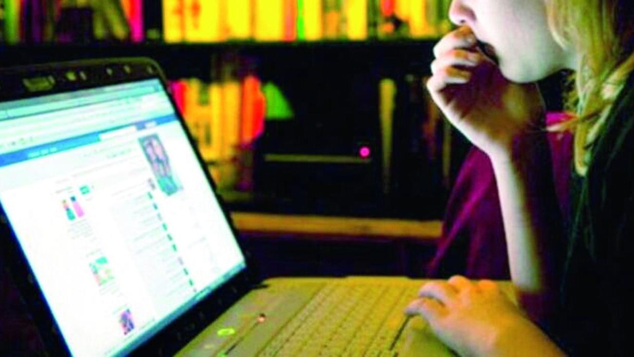 Volantini diffamatori contro l’ex marito: «È un gigolò, chiamatelo». Lui la perdona