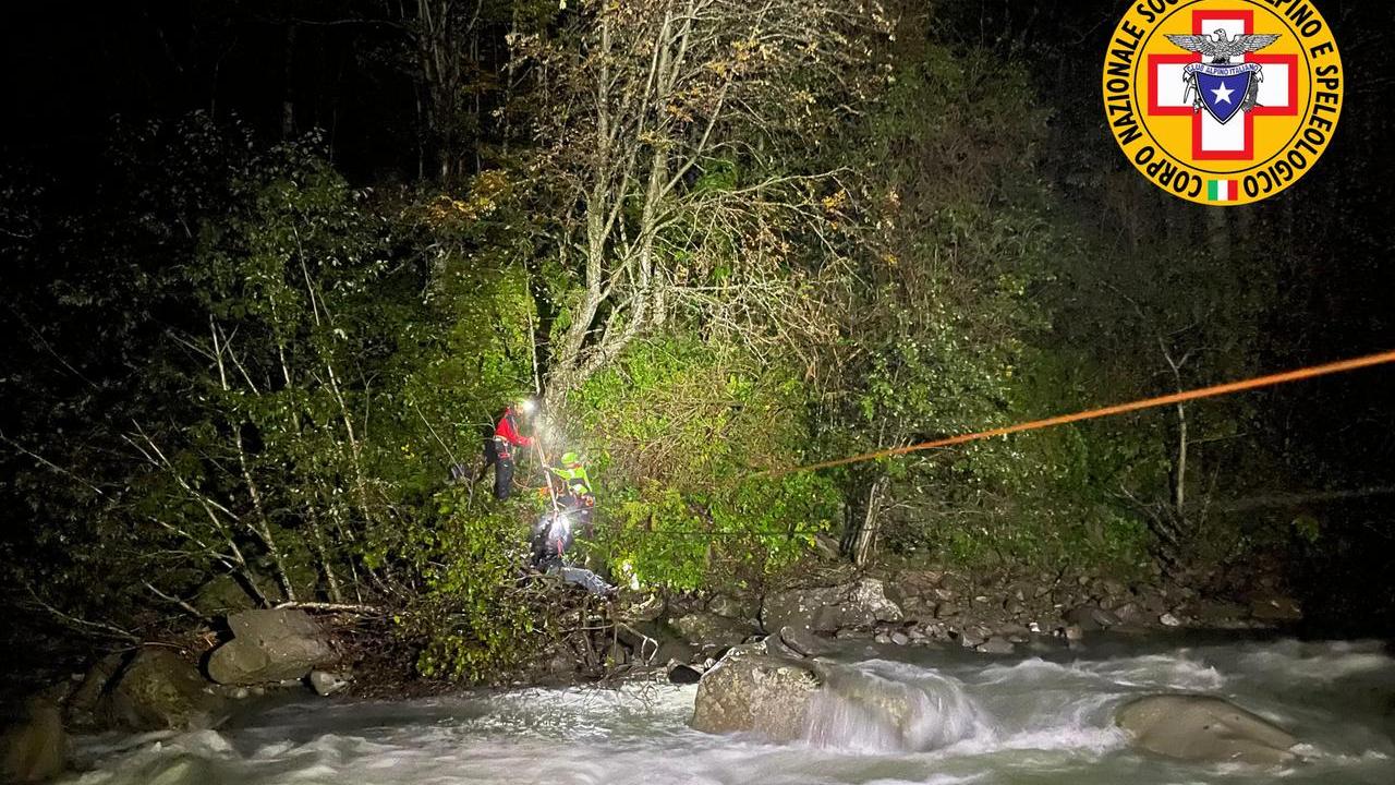 Civago, perde l’orientamento col torrente Dolo in piena: escursionista ferito
