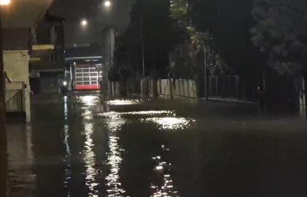 Maltempo a Modena, la situazione in diretta: alcune strade allagate, blackout e torrenti esondati