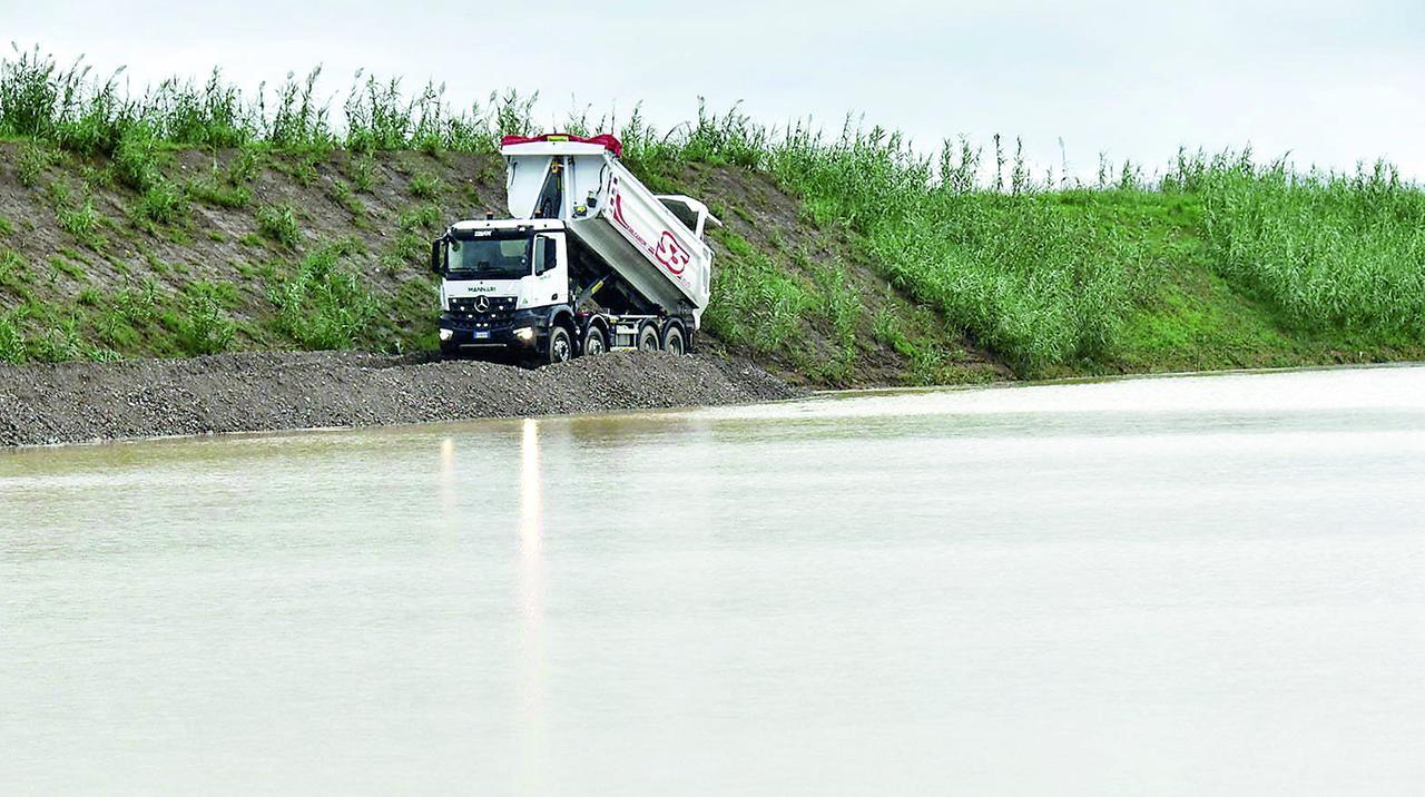 
	I lavori per la ricostruzione dell&rsquo;argine del Cornia dove il fiume ha esondato

