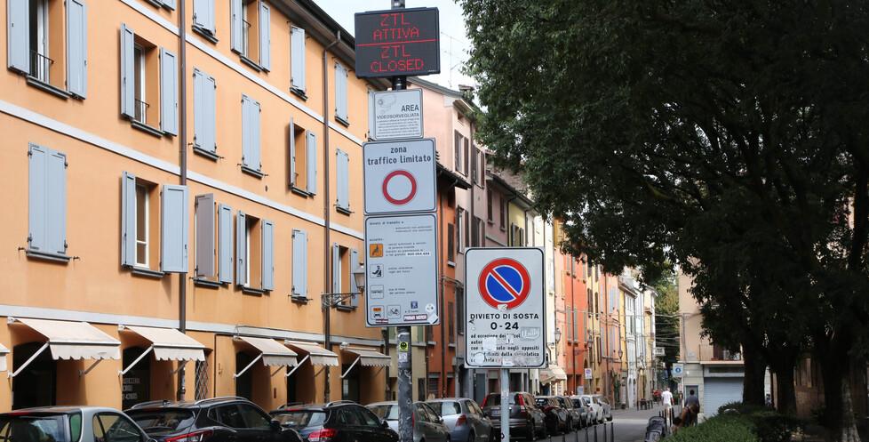 Ztl, stretta sui parcheggi del centro storico. Il Comune di Reggio Emilia chiede la Tari