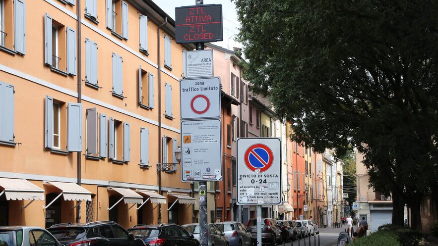 Ztl, stretta sui parcheggi del centro storico. Il Comune di Reggio Emilia chiede la Tari