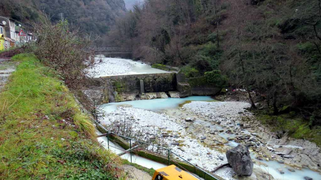 Le acque del Frigido imbiancate in località Poggio Piastrone (Foto d’archivio)