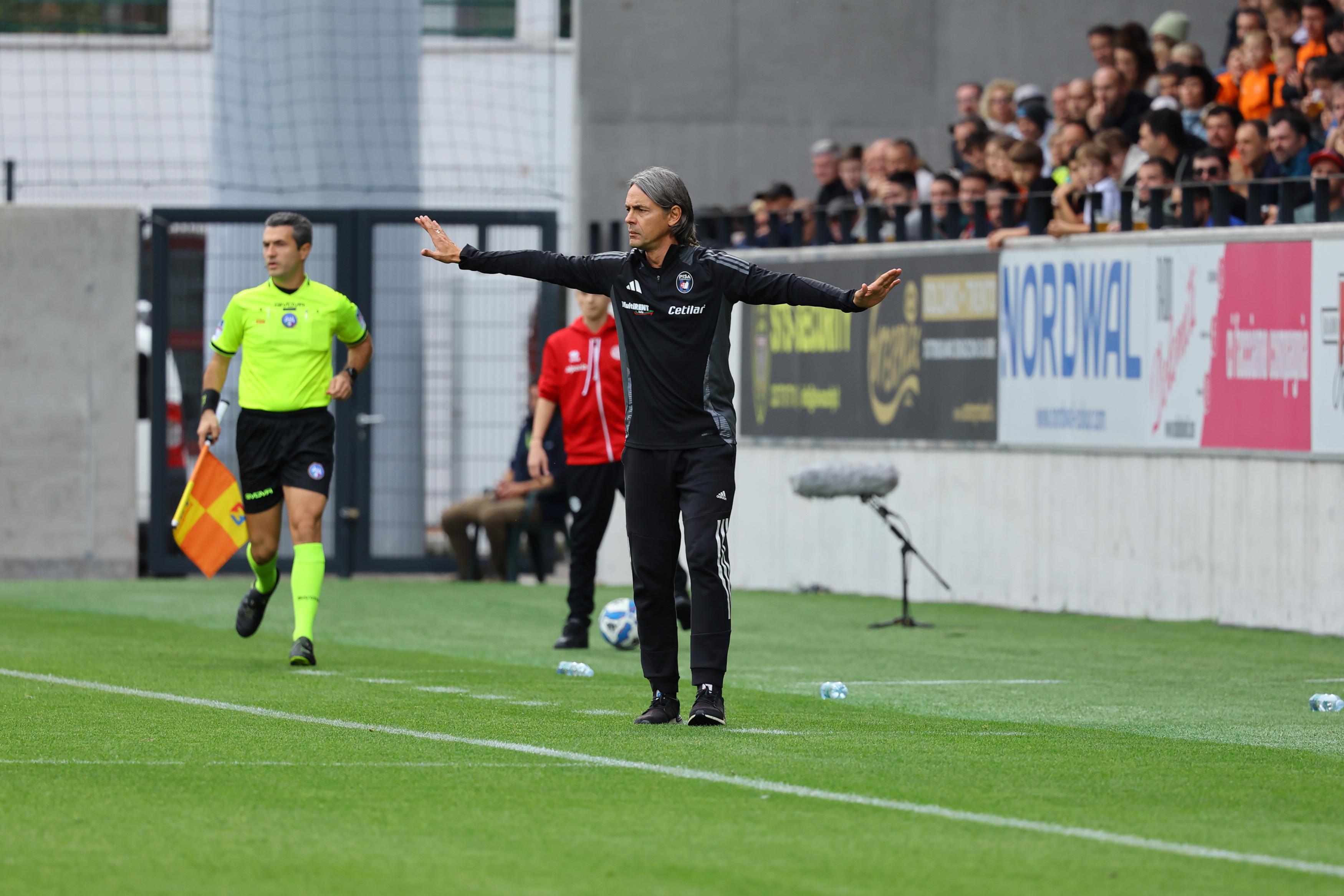Il tecnico Filippo Inzaghi si sbraccia per dare indicazioni al suo Pisa