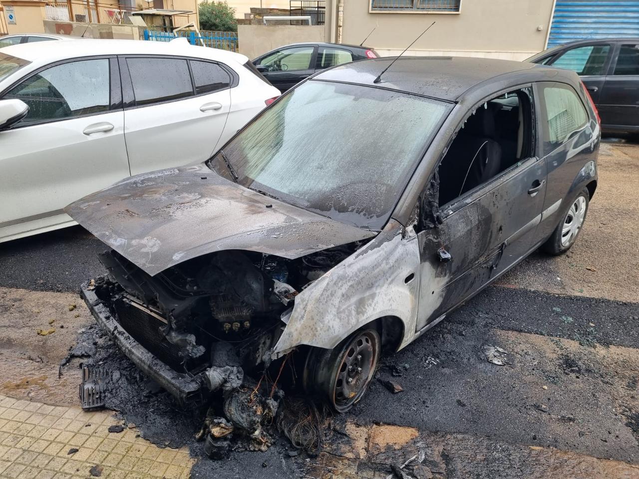 
	L'auto distrutta dal fuoco a Luna e Sole <em>(foto Mauro Chessa)</em>

