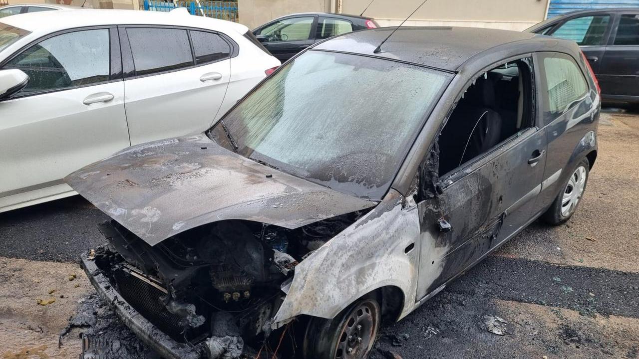 L'auto distrutta dal fuoco a Luna e Sole <em>(foto Mauro Chessa)</em>