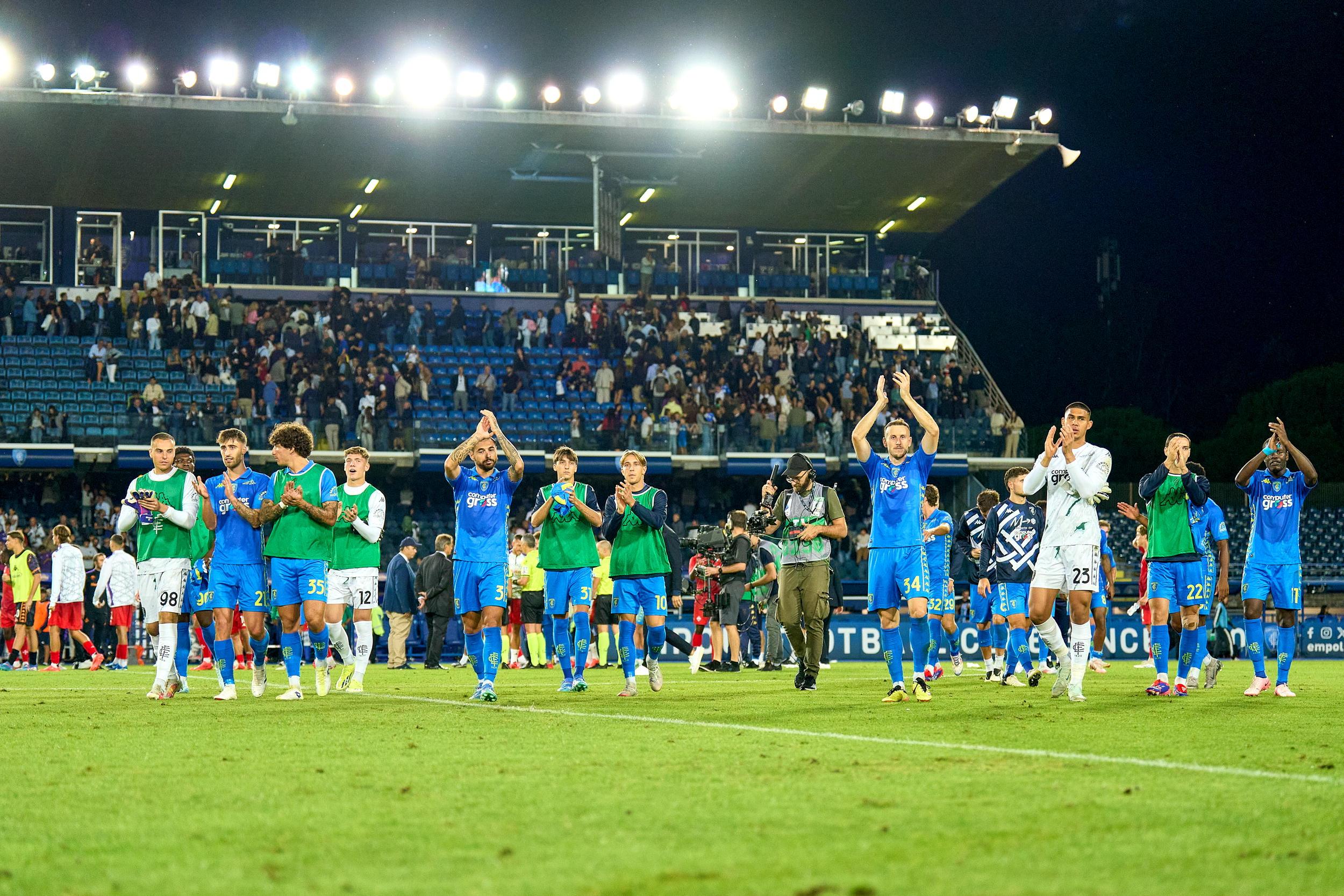 Il saluto dei giocatori ai tifosi della Maratona al termine di una partita