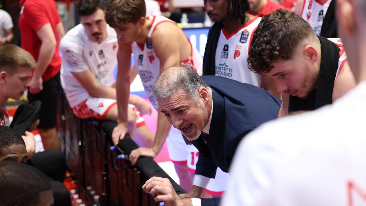 Coach Dante Calabria parla ai giocatori dell’Estra Pistoia Basket durante un time out in una delle ultime partite che i biancorossi hanno giocato al PalaCarrara (foto Nucci)