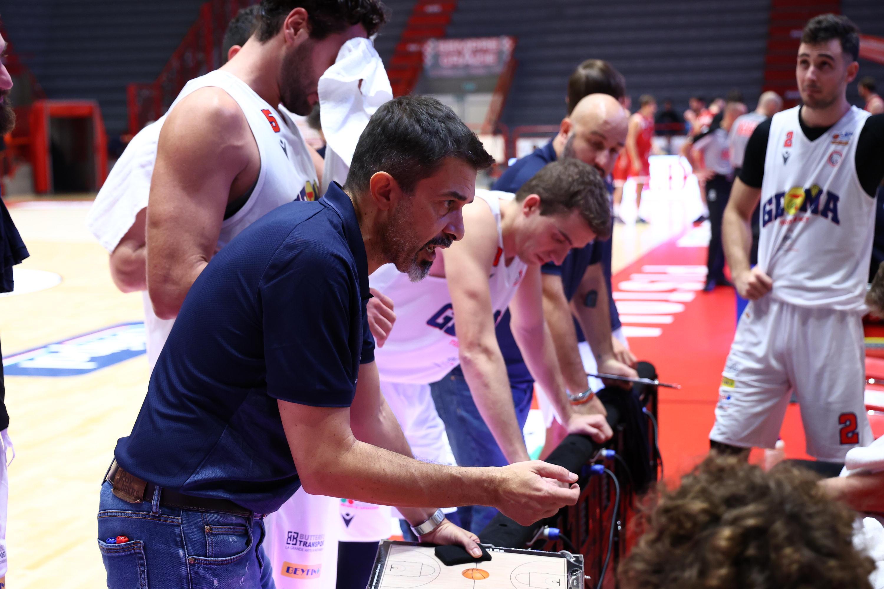Un time out di coach Marco Del Re durante un match giocato dalla La T Gema al PalaCarrara di Pistoia (foto Nucci)