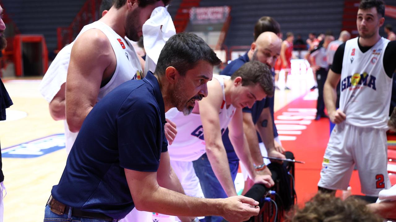 Un time out di coach Marco Del Re durante un match giocato dalla La T Gema al PalaCarrara di Pistoia (foto Nucci)