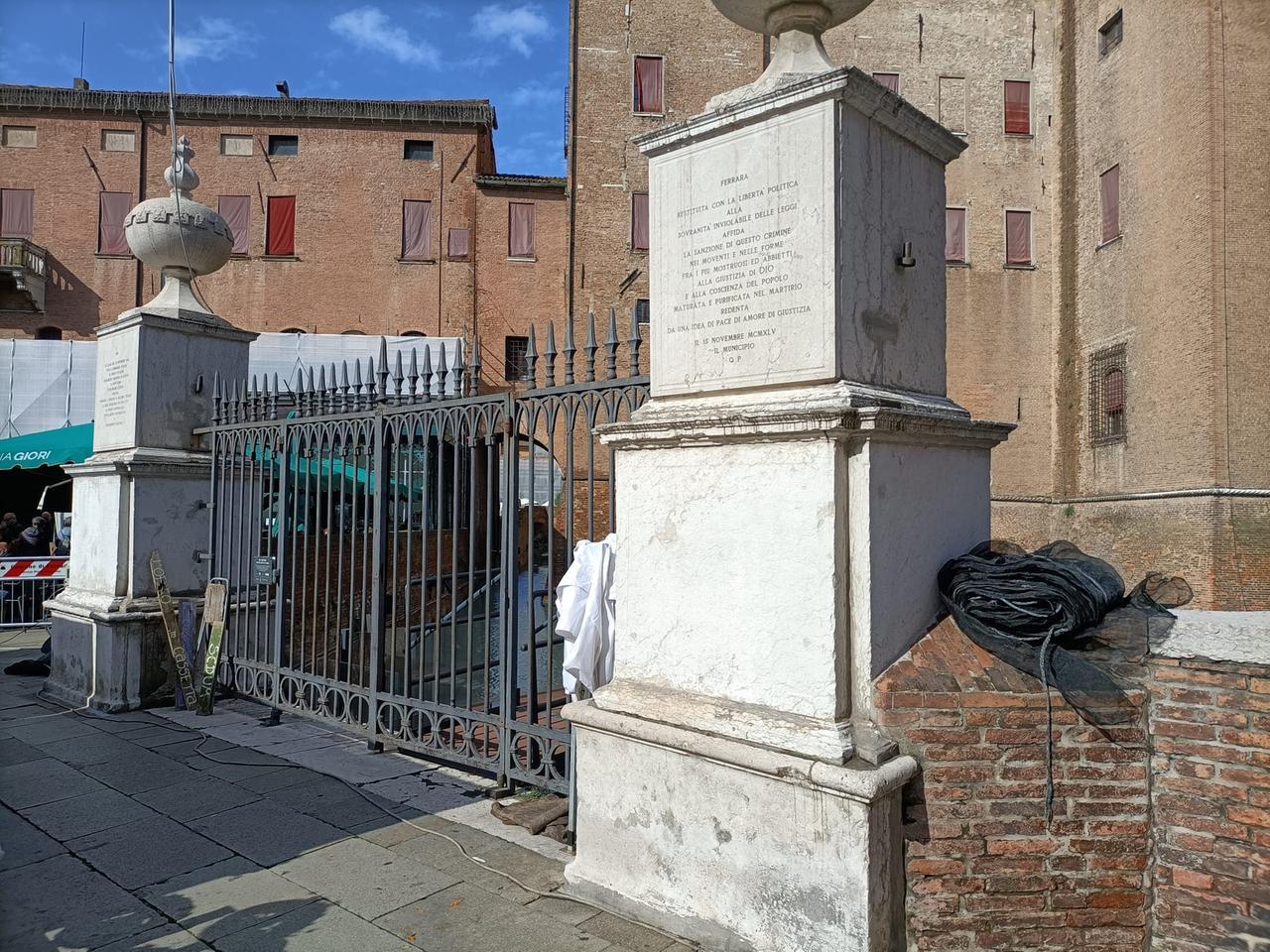 Ferrara, imbratta un muro del Castello:  denunciato