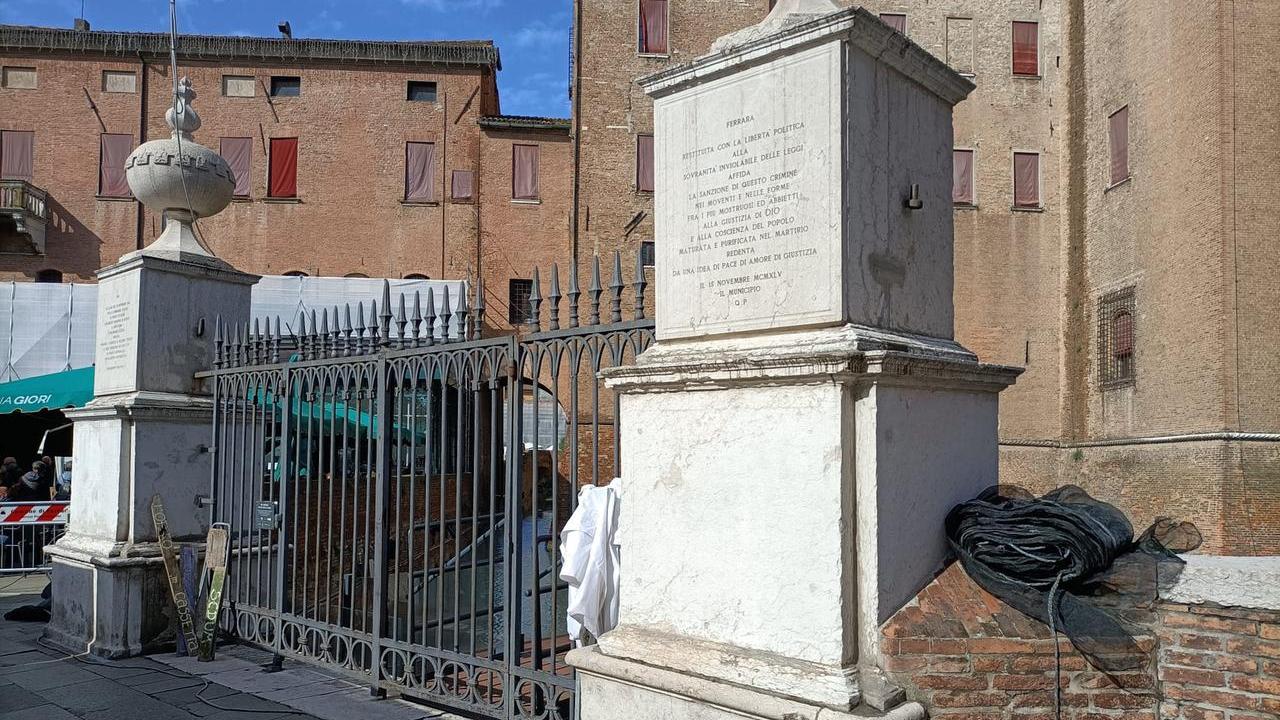 Ferrara, imbratta un muro del Castello: denunciato