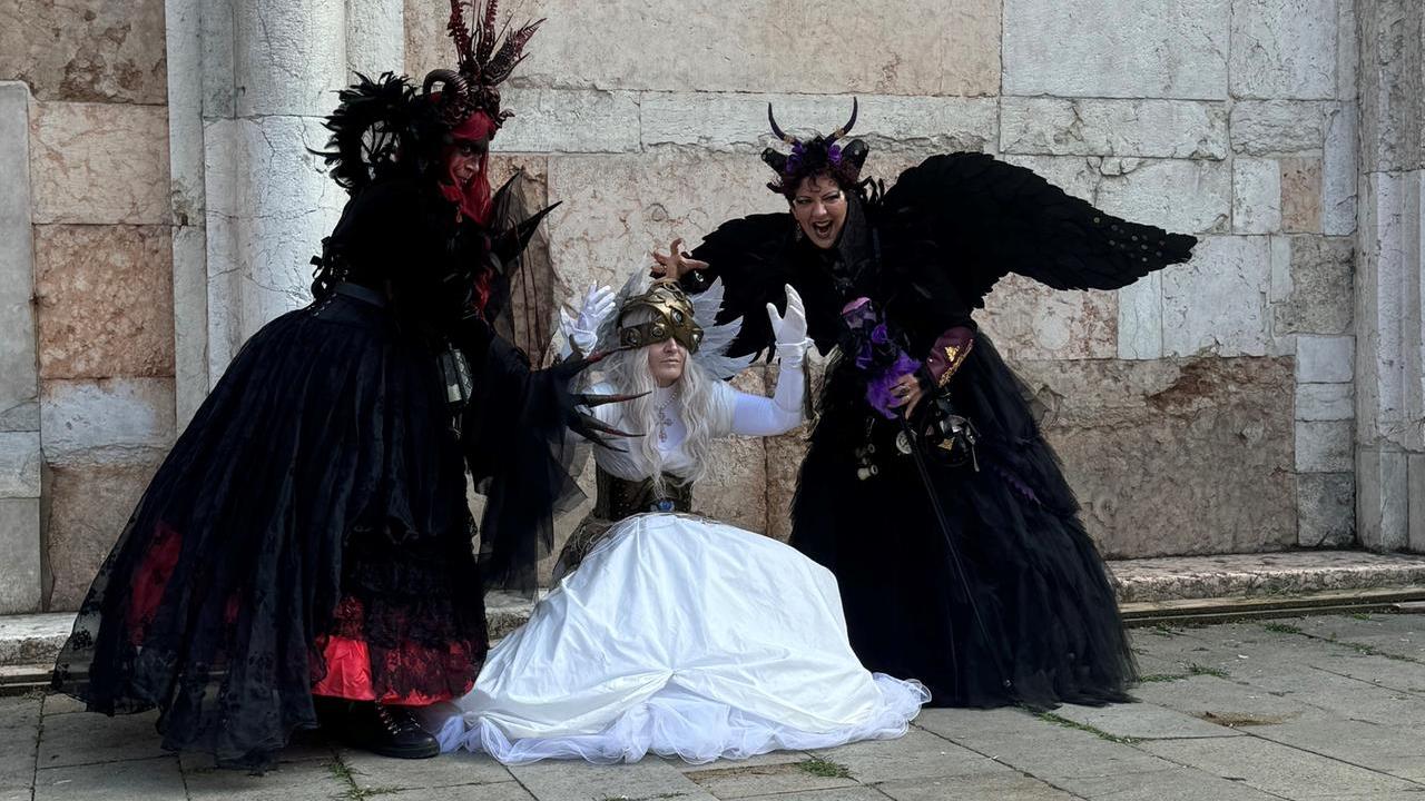 Ferrara, persone mascherate tra le vie del centro: ecco il perché