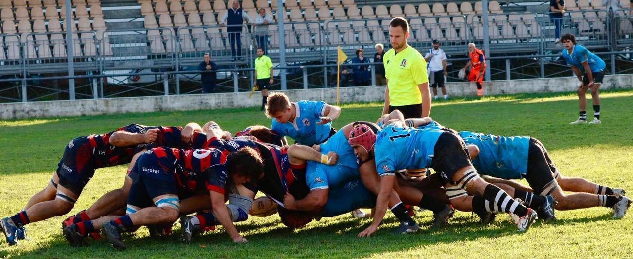 
	Una mischia durante la partita tra Cavalieri e Paese

