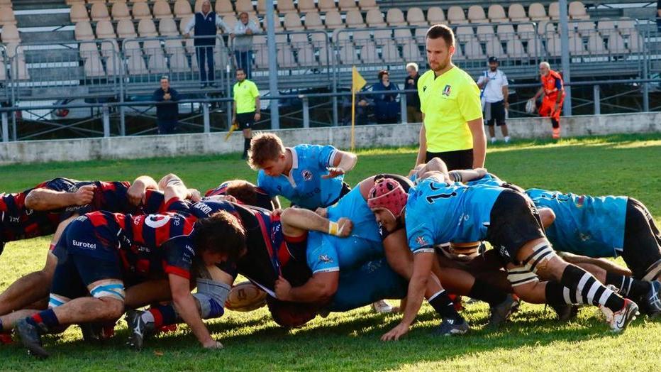 Una mischia durante la partita tra Cavalieri e Paese