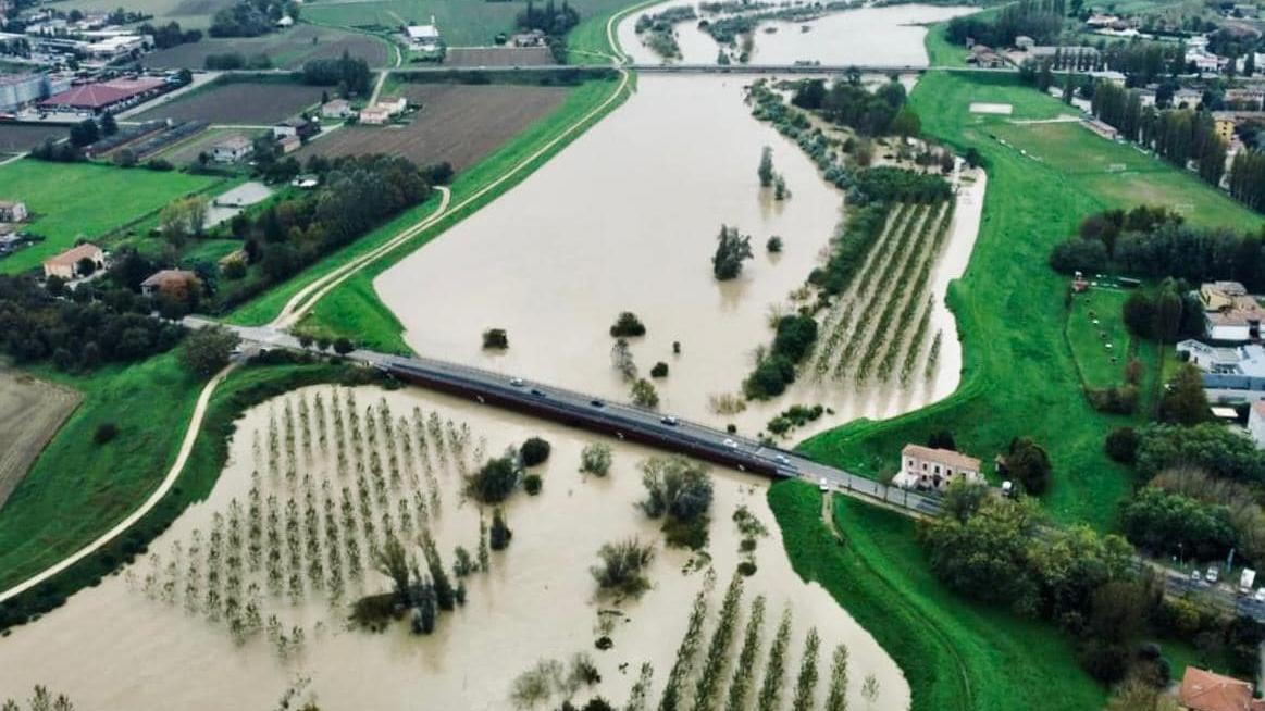 Maltempo, l’Idice rompe ad Argenta, il Reno si abbassa, scuole aperte lunedì a Cento