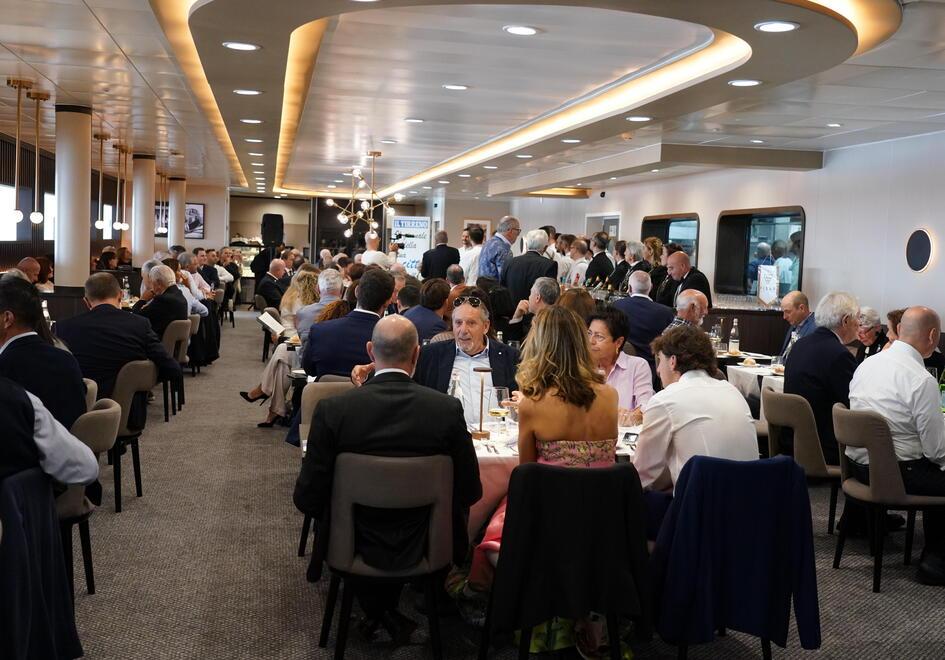 
	La sala da pranzo della Moby Fantasy che ha ospitato l&rsquo;evento &ldquo;Tra cielo e mare&rdquo; (foto&nbsp;Franco Silvi)

