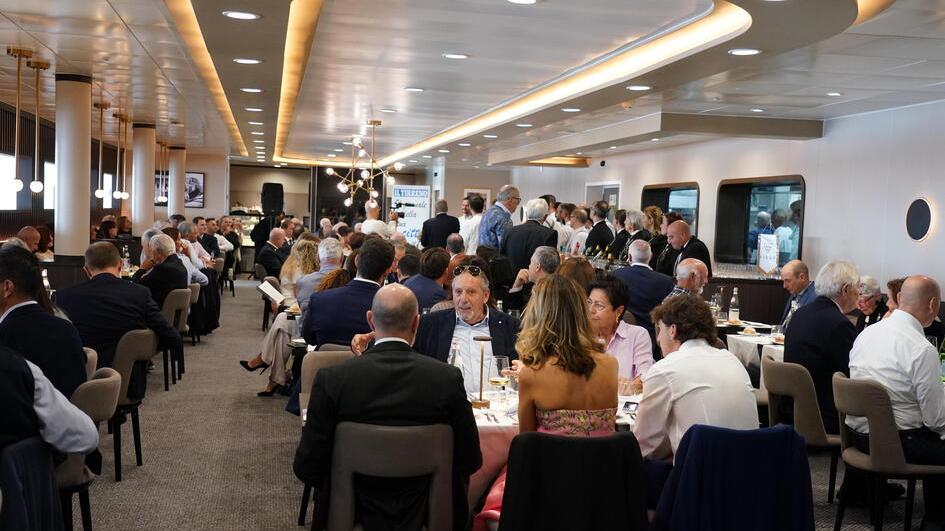 La sala da pranzo della Moby Fantasy che ha ospitato l’evento “Tra cielo e mare” (foto Franco Silvi)