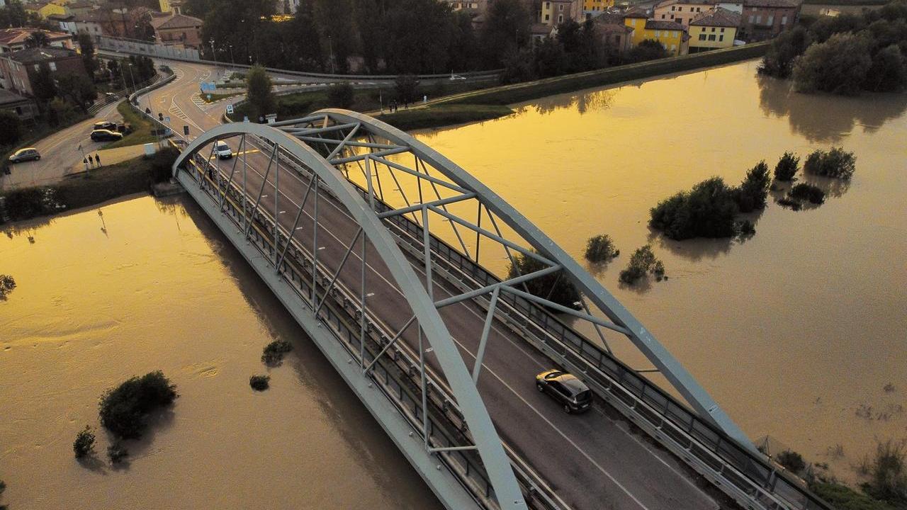 La piena del Panaro a Bomporto <strong>(foto di Rocco Caruso)</strong>