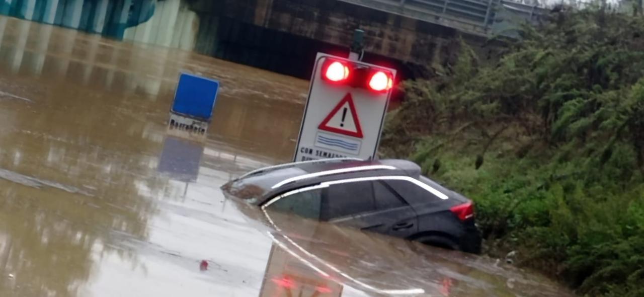 
	L'auto inghiottita dall'acqua

