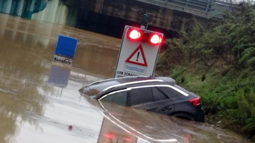 L'auto inghiottita dall'acqua