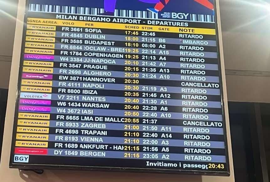 Volo Ryanair Milano Bergamo-Olbia cancellato all’ultimo minuto: rabbia tra i passeggeri