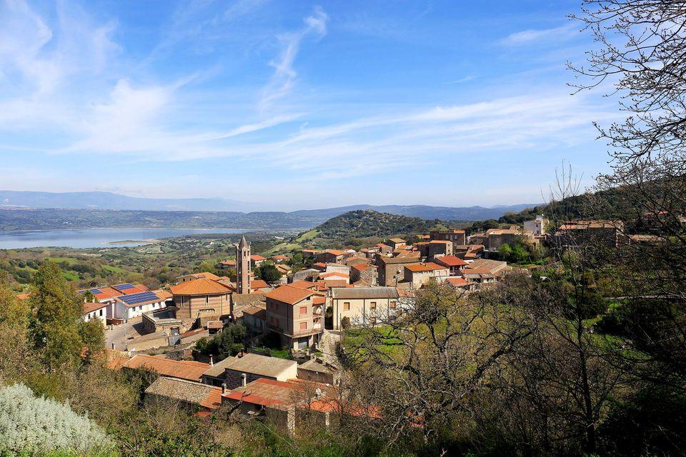 Senza asilo, scuole e medici: la lente agonia dei piccoli comuni della Sardegna
