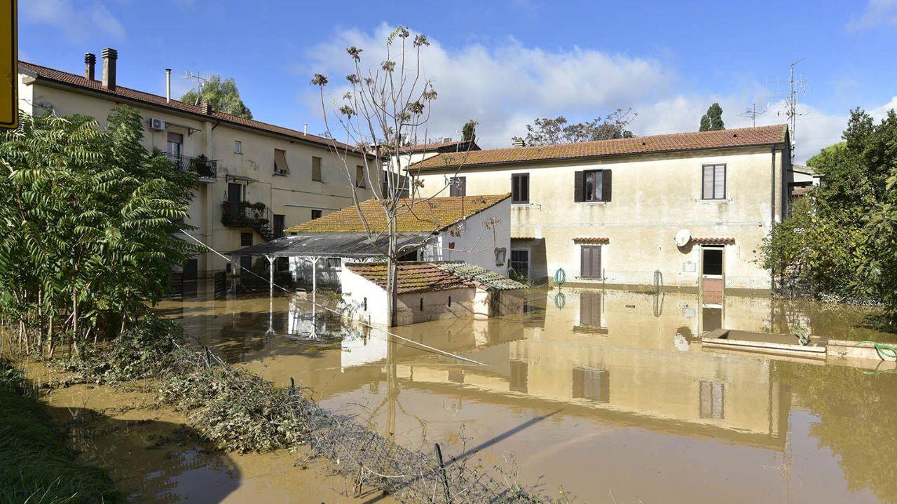 Edifici alluvionati in località Banditelle dall’esondazione del Cornia (foto Paolo Barlettani)