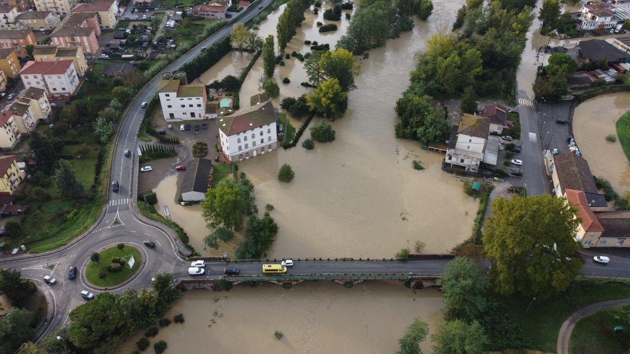 Una veduta aerea della zona alluvionata attorno al ponte sul fiume Elsa