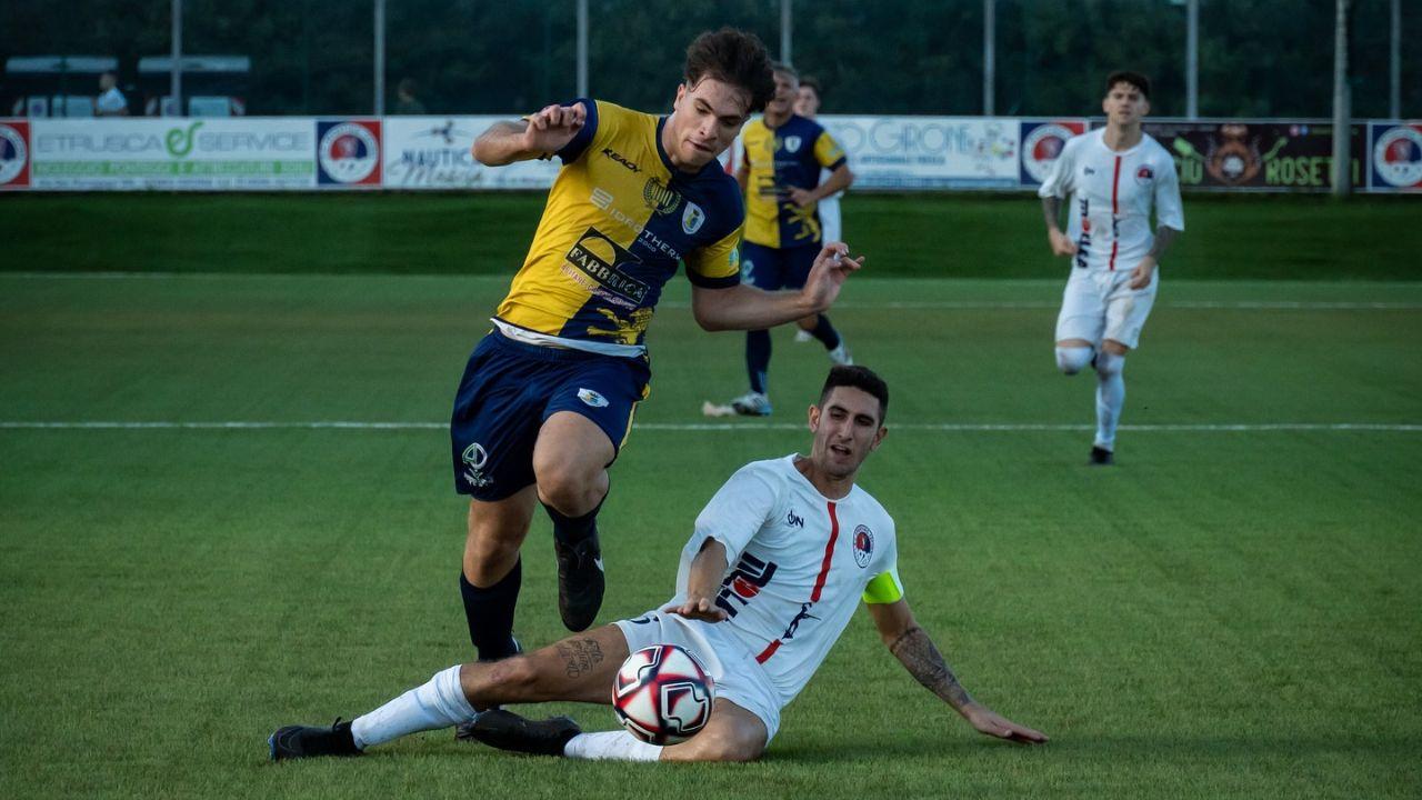 Contrasto di gioco (foto dalla pagina Facebook dello Sporting Cecina)