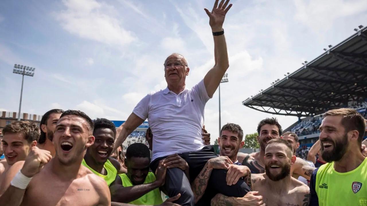 Claudio Ranieri festeggia la vittoria del Cagliari con i giocatori